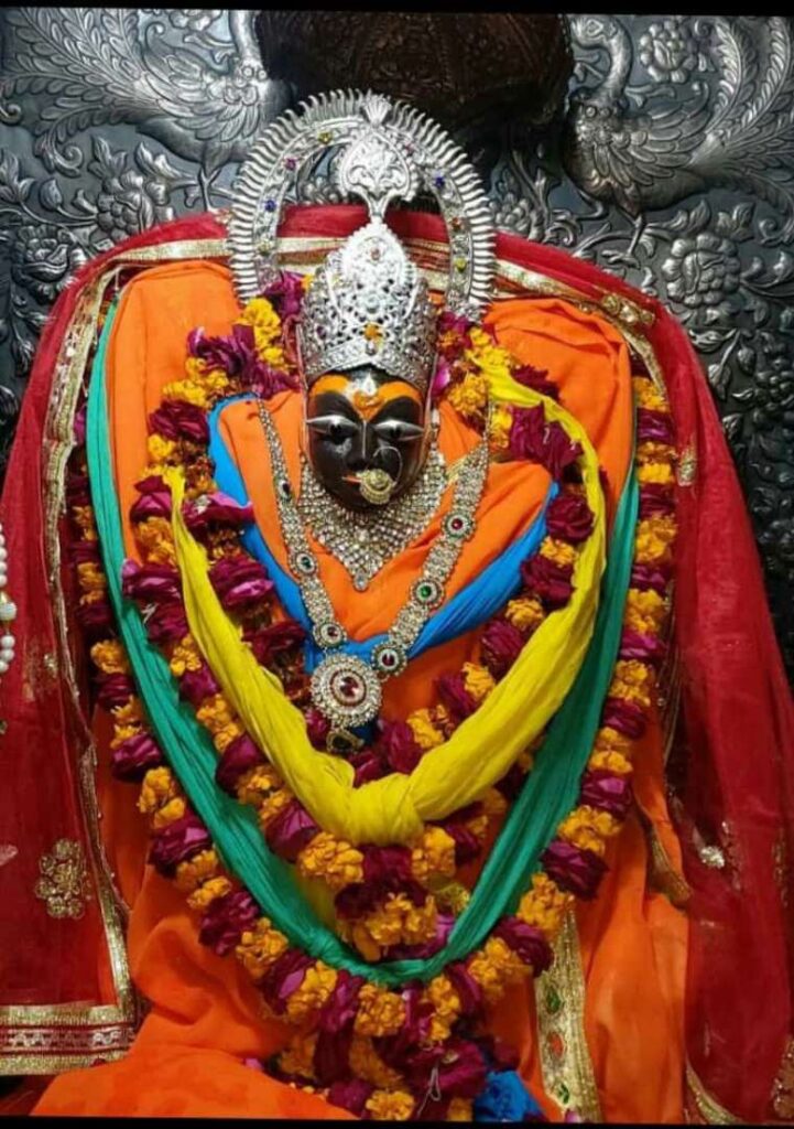 श्री शारदा आरती

भुवन विराजी शारदा,
महिमा अपरम्पार।

भक्तों के कल्याण को
धरो मात अवतार ॥

मैया शारदा तोरे दरबार
आरती नित गाऊँ।

मैया शारदा तोरे दरबार
आरती नित गाऊँ।

नित गाऊँ मैया नित गाऊँ।

मैया शारदा तोरे दरबार
आरती नित गाऊँ।

श्रद्धा को दिया प्रीत की बाती
असुअन तेल चढ़ाऊँ।

श्रद्धा को दीया प्रीत की बाती
असुअन तेल चढ़ाऊँ ।

दरश तोरे पाऊं
मैया शारदा तोरे दरबार
आरती नित गाऊँ।

मन की माला आँख के मोती
भाव के फूल चढ़ाऊं।

मन की माला आँख के मोती
भाव के फूल चढ़ाऊं ॥

दरश तोरे पाऊं
मैया शारदा तोरे दरबार
आरती नित गाऊँ।

बल को भोग श्वास दिन राती
कंधे से विनय सुनाऊँ।

बल को भोग श्वास दिन राती
कंधे से विनय सुनाऊँ ॥

दरश तोरे पाऊं
मैया शारदा तोरे दरबार
आरती नित गाऊँ।

तप को हार कर्ण को टीका
ध्यान की ध्वजा चढ़ाऊं।

तप को हार कर्ण को टीका
ध्यान की ध्वजा चढ़ाऊं॥

दरश तोरे पाऊं
मैया शारदा तोरे दरबार
आरती नित गाऊँ।

माँ के भजन साधु सन्तन को
आरती रोज सुनाऊँ।

माँ के भजन साधु सन्तन को
आरती रोज सुनाऊँ ॥

दरश तोरे पाऊं
मैया शारदा तोरे दरबार
आरती नित गाऊँ।

सुमर-सुमर माँ के जस गावें
चरनन शीश नवाऊँ।

सुमर-सुमर माँ के जस गावें
चरनन शीश नवाऊँ ॥

दरश तोरे पाऊं
मैया शारदा तोरे दरबार
आरती नित गाऊँ।

मैया शारदा तोरे दरबार
आरती नित गाऊँ।